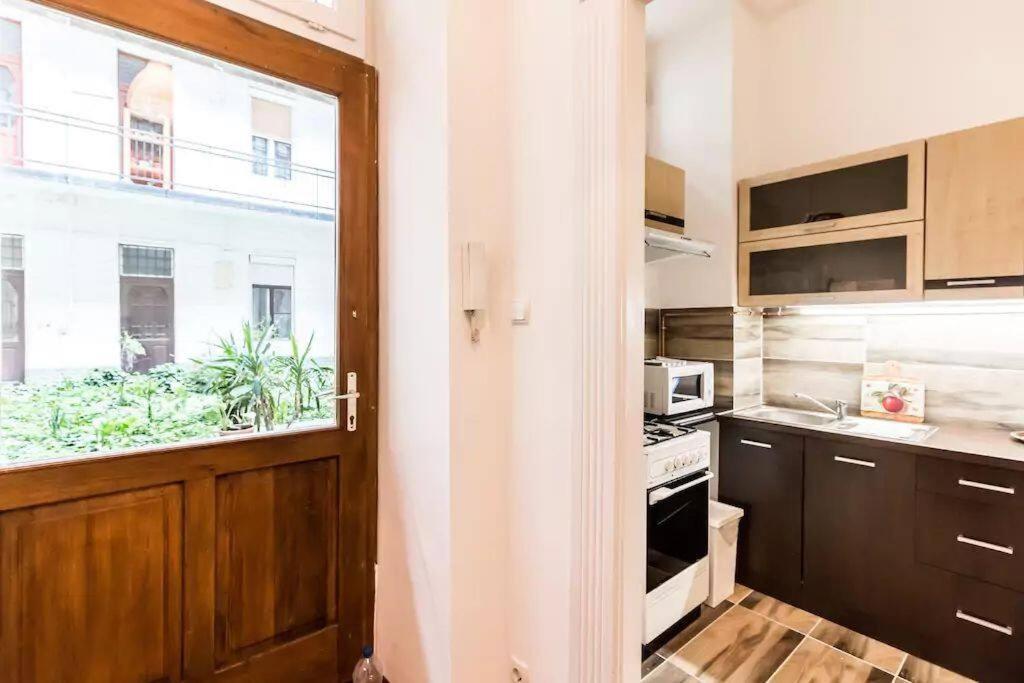 Quiet Apartment Just 10 Minutes From The Center Budapest Bagian luar foto