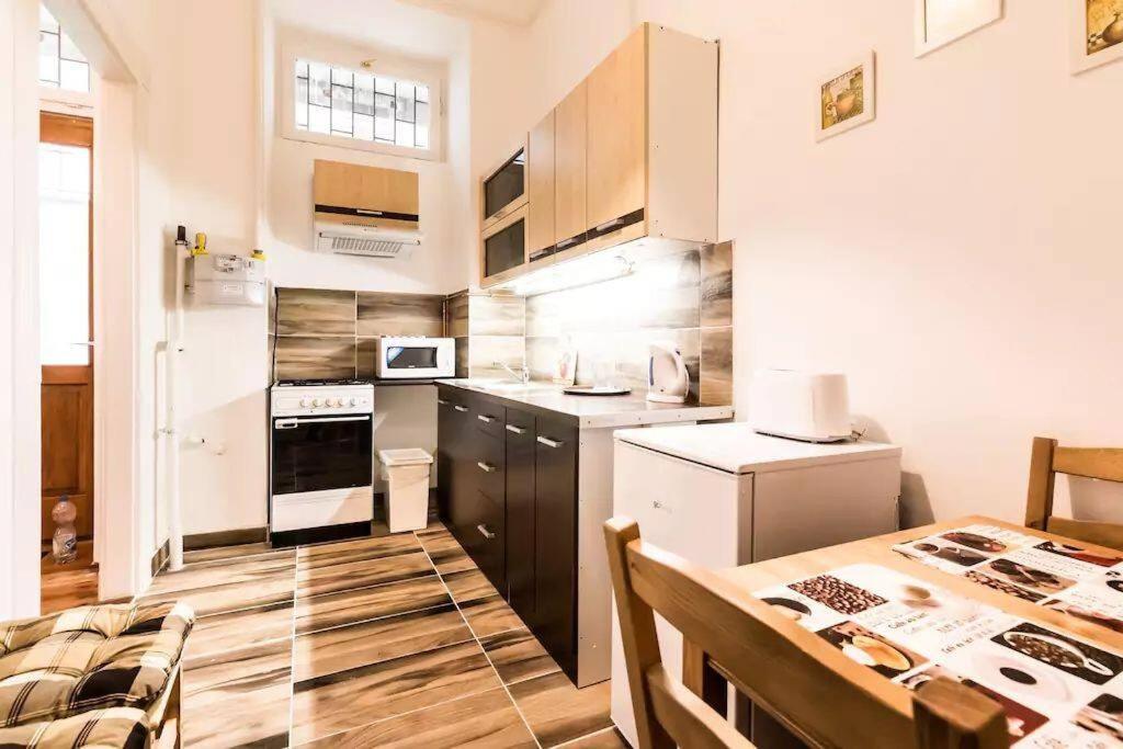 Quiet Apartment Just 10 Minutes From The Center Budapest Bagian luar foto