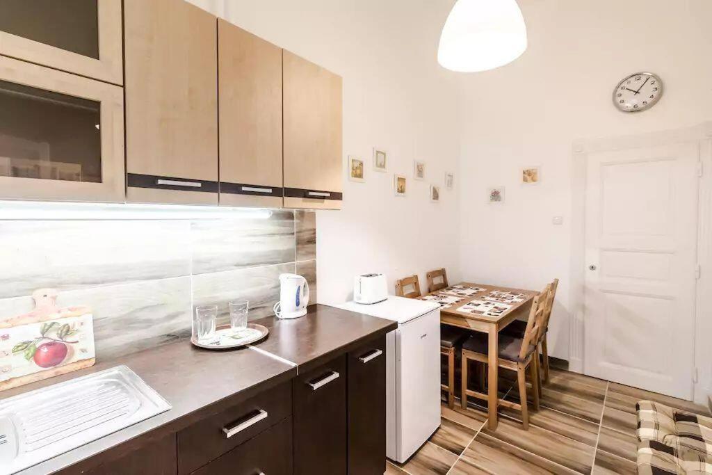 Quiet Apartment Just 10 Minutes From The Center Budapest Bagian luar foto